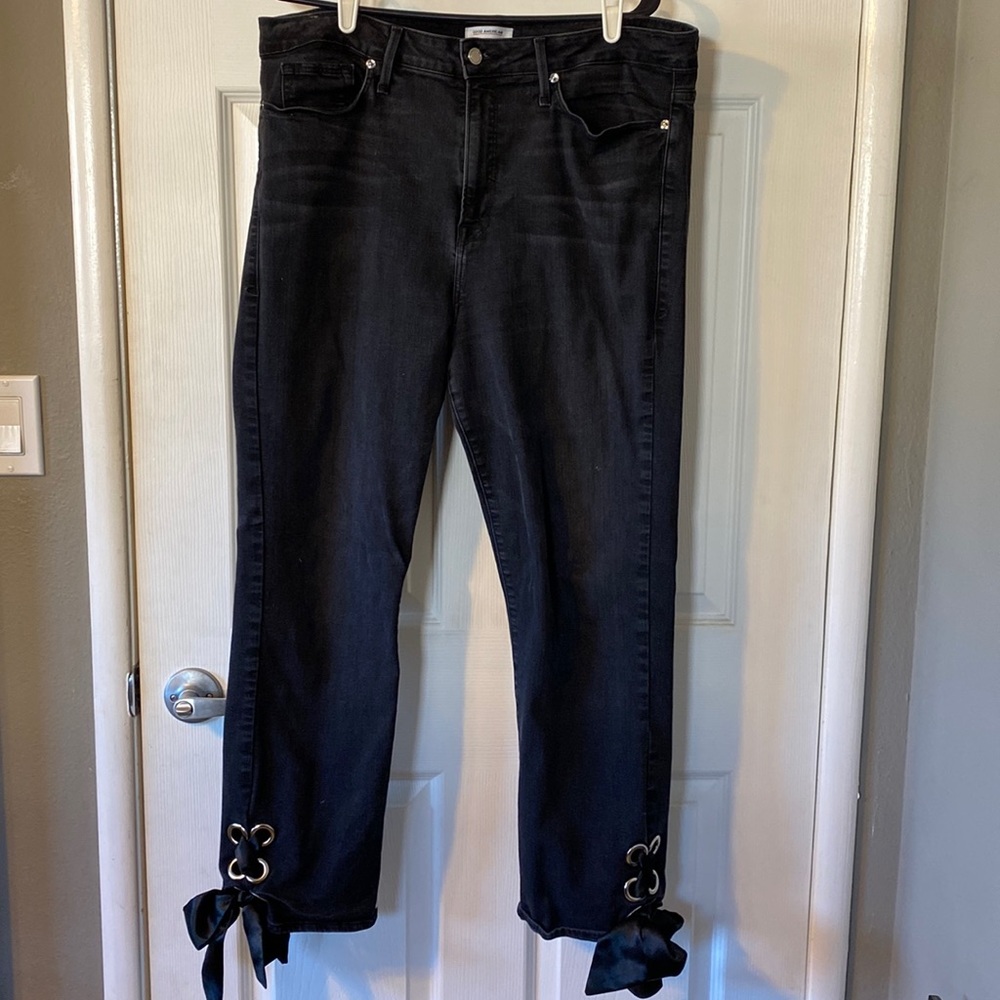 GOOD AMERICAN CROP JEANS WITH RIBBON DETAIL